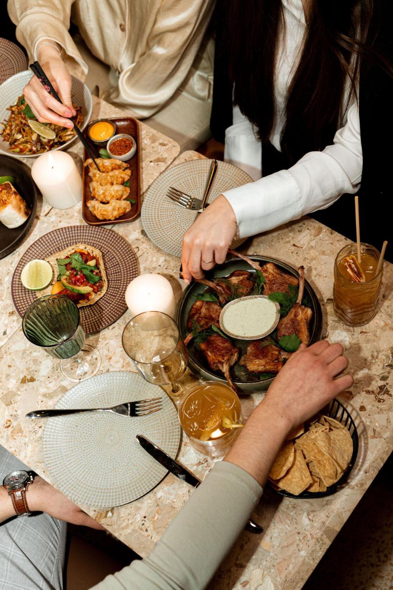 Verno House Budapest, Vignette Collection By Ihg エクステリア 写真 A typical dinner at a restaurant