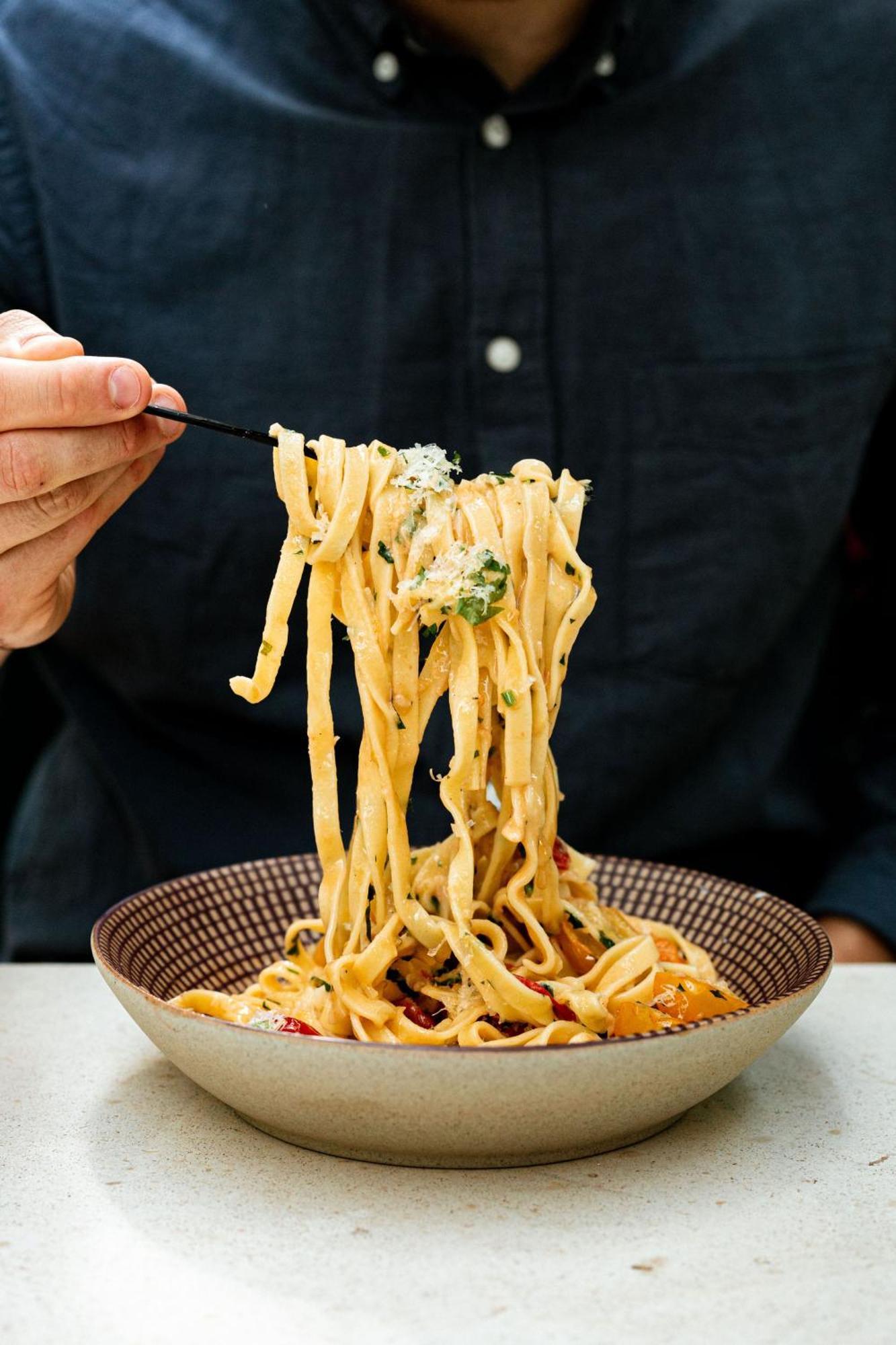 Verno House Budapest, Vignette Collection By Ihg エクステリア 写真 A person eating pasta with chopsticks